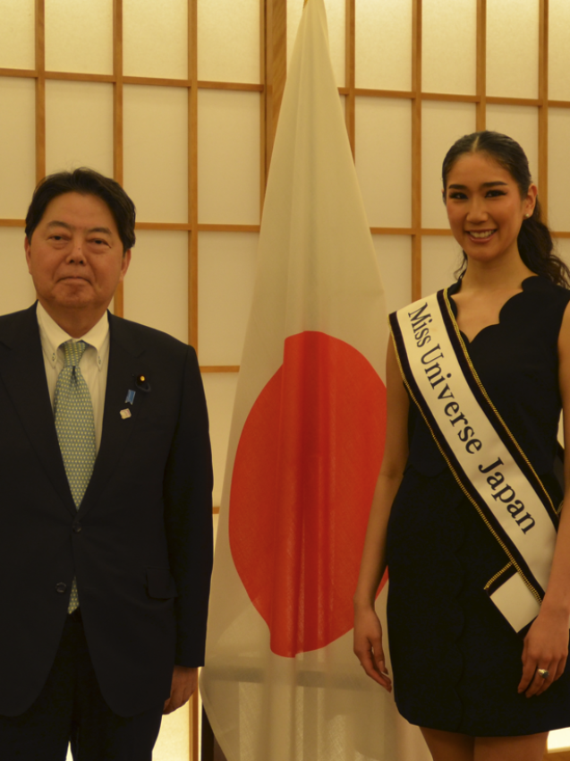 Nữ đại diện của Nhật Bản tại cuộc thi Hoa hậu Hoàn vũ 2022 đã thăm và chúc mừng Bộ trưởng Ngoại giao Yoshimasa Hayashi.